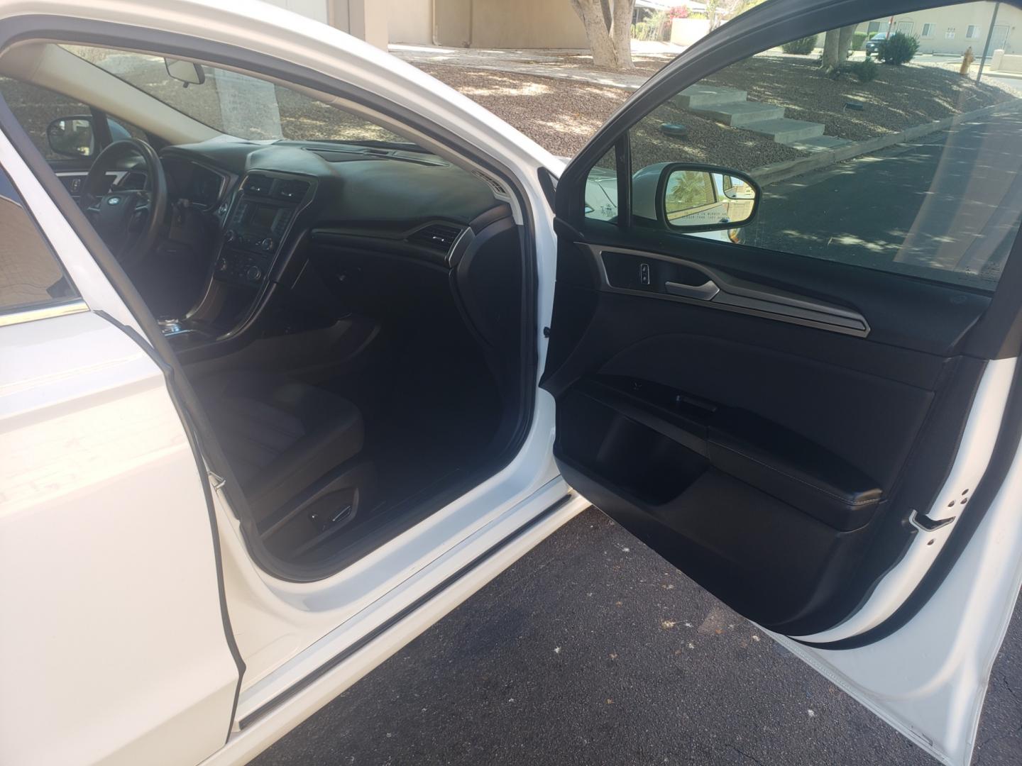 2017 WHITE /black Ford Fusion Hybrid SE hybrid (3FA6P0LUXHR) with an 2.4L L4 DOHC 16V engine, 6-Speed Automatic transmission, located at 323 E Dunlap Ave., Phoenix, AZ, 85020, (602) 331-9000, 33.567677, -112.069000 - Photo#12